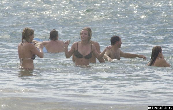 Бритни и Джастин на пляже в Майамиswim_060102_11.jpg(Бритни Спирс, Britney Spears)