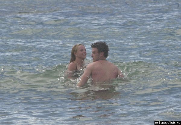 Бритни и Джастин на пляже в Майамиswim_060102_12~0.jpg(Бритни Спирс, Britney Spears)