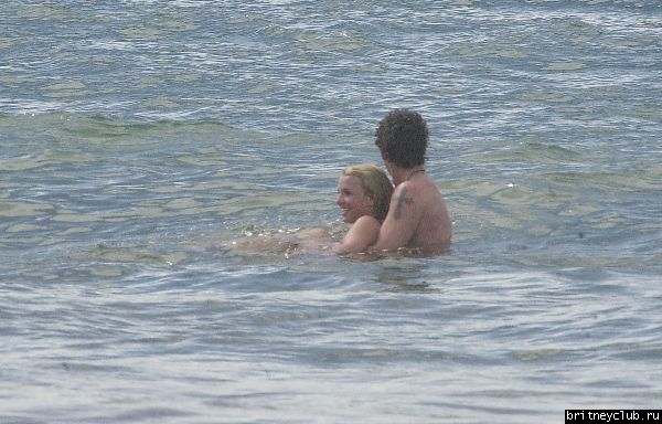 Бритни и Джастин на пляже в Майамиswim_060102_17.jpg(Бритни Спирс, Britney Spears)