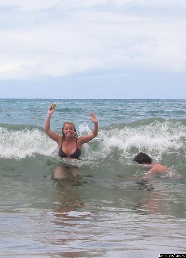 Бритни и Джастин на пляже в Майамиswim_060102_18.jpg(Бритни Спирс, Britney Spears)