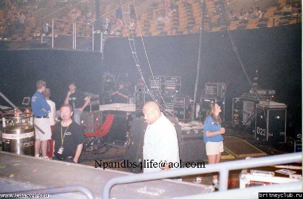 D.W.D. Boston, MA (29 Июня 2002)backstage-02.jpg(Бритни Спирс, Britney Spears)