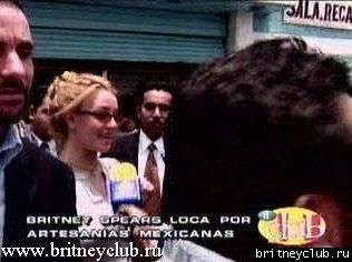 Бритни ходит по магазинам в Мексике (24 июля 2002)07.jpg(Бритни Спирс, Britney Spears)