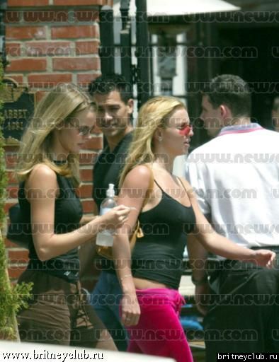 Бритни гуляет по Беверли Хиллз01.jpg(Бритни Спирс, Britney Spears)
