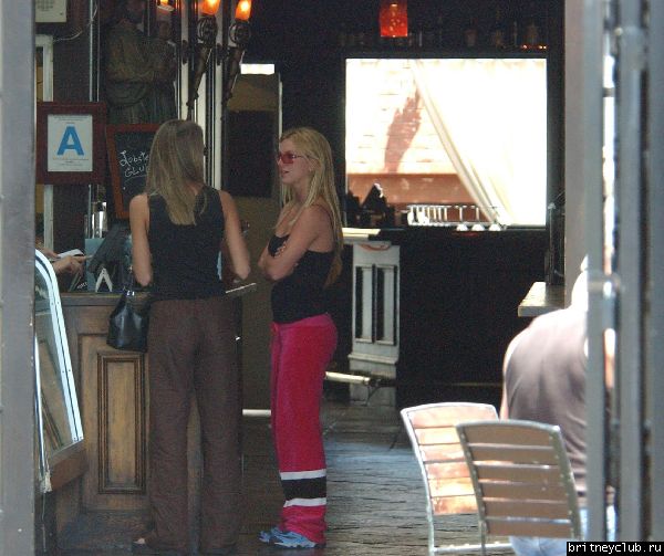 Бритни гуляет по Беверли Хиллз2080201_spears_b_b_gr_05.jpg(Бритни Спирс, Britney Spears)