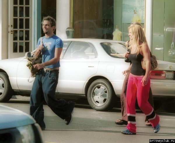 Бритни гуляет по Беверли Хиллзx198.jpg(Бритни Спирс, Britney Spears)