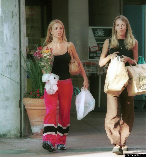 Бритни гуляет по Беверли Хиллзx221.jpg(Бритни Спирс, Britney Spears)