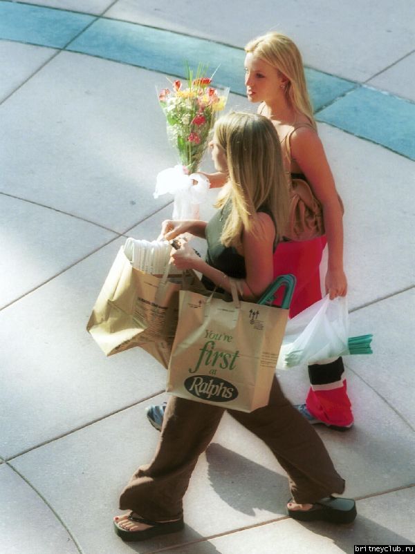 Бритни гуляет по Беверли Хиллзx223.jpg(Бритни Спирс, Britney Spears)