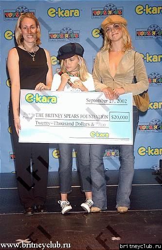 Бритни и Джейми Линн на презентации караоке07.jpg(Бритни Спирс, Britney Spears)