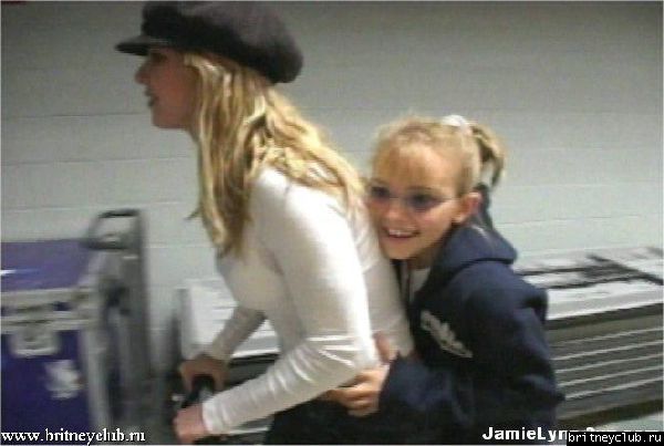Britney и Jamie Lynn за сценой на концерте (2002)02.jpg(Бритни Спирс, Britney Spears)