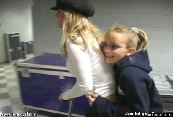 Britney и Jamie Lynn за сценой на концерте (2002)03.jpg(Бритни Спирс, Britney Spears)