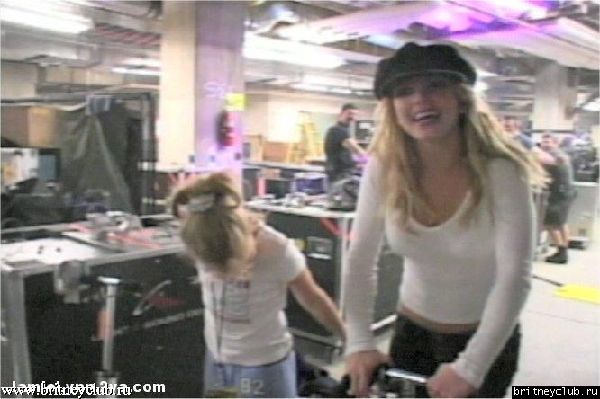 Britney и Jamie Lynn за сценой на концерте (2002)06.jpg(Бритни Спирс, Britney Spears)