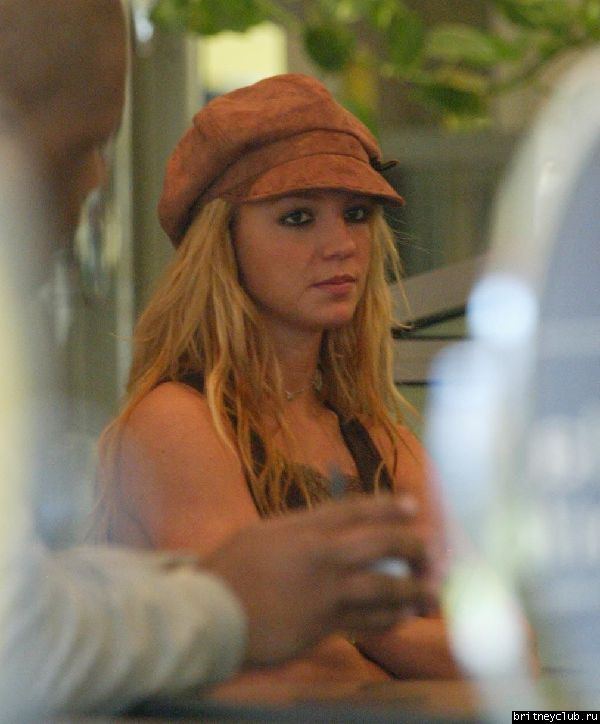 Бритни ходит по магазинамx132.jpg(Бритни Спирс, Britney Spears)