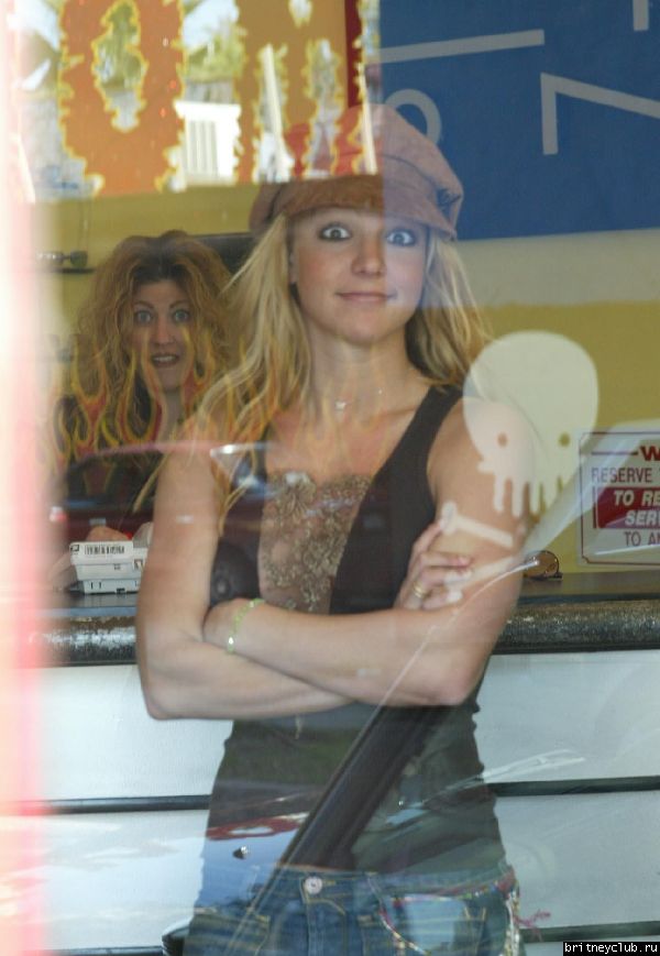 Бритни ходит по магазинамx133.jpg(Бритни Спирс, Britney Spears)