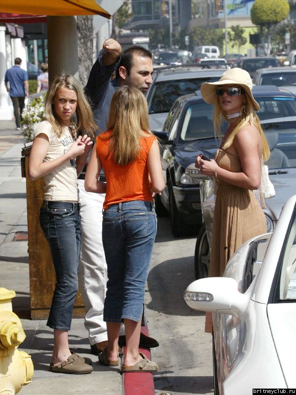 Бритни бродит по магазинам в Sunset Plaza04.jpg(Бритни Спирс, Britney Spears)