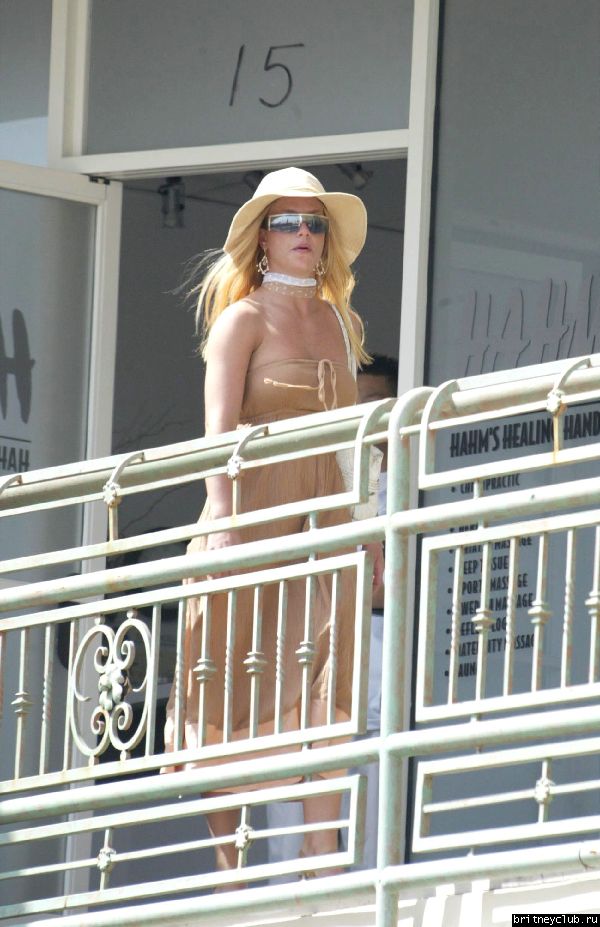 Бритни бродит по магазинам в Sunset Plaza14.jpg(Бритни Спирс, Britney Spears)