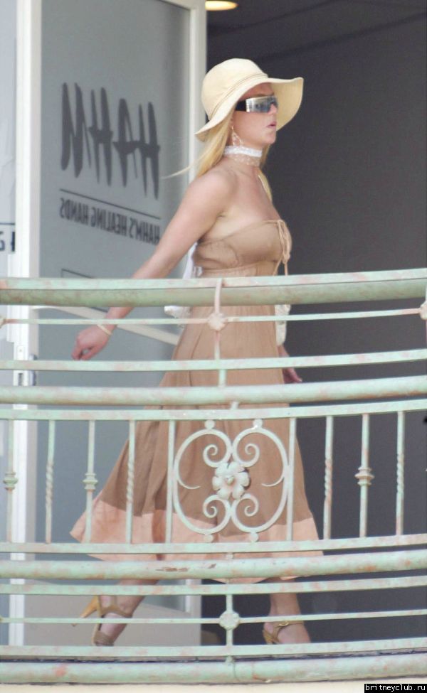 Бритни бродит по магазинам в Sunset Plaza17.jpg(Бритни Спирс, Britney Spears)