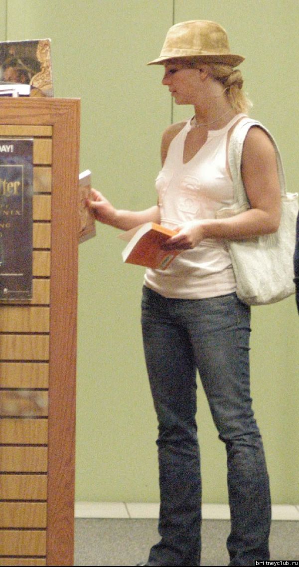 Бритни в книжном магазинеx93.jpg(Бритни Спирс, Britney Spears)