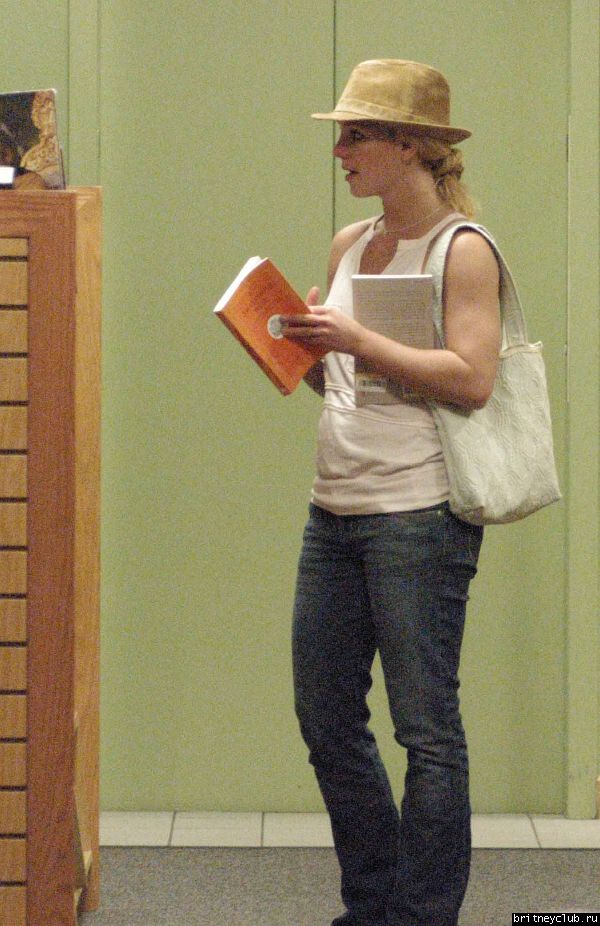 Бритни в книжном магазинеx96.jpg(Бритни Спирс, Britney Spears)