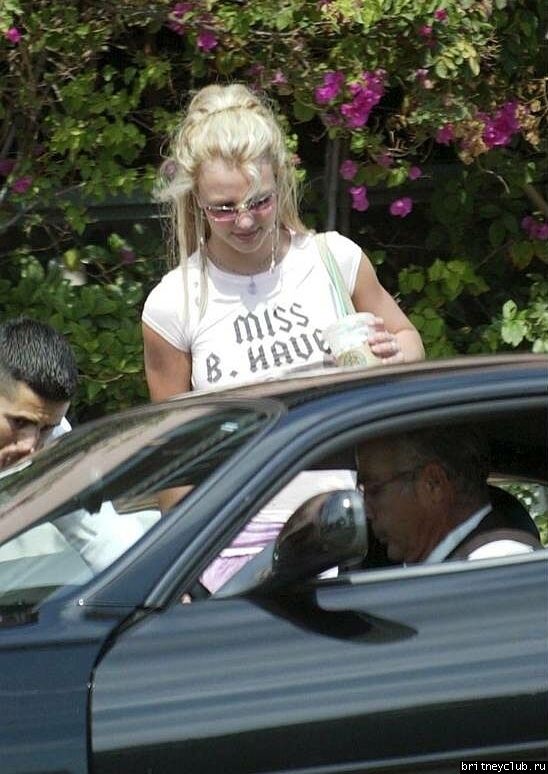 Бритни уезжает с вечеринки Бена Аффлека03~604.jpg(Бритни Спирс, Britney Spears)