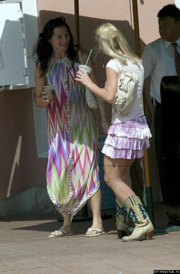 Бритни уезжает с вечеринки Бена Аффлека424832j.jpg(Бритни Спирс, Britney Spears)