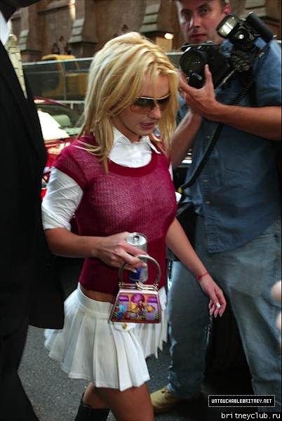 Бритни около отеля перед выездом на VMAutb_red_vma_(3).jpg(Бритни Спирс, Britney Spears)