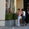 Бритни уезжает из ресторана Molyvos Greek