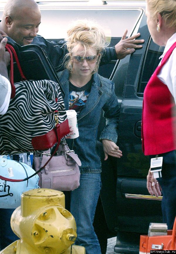 Бритни делает остановки по пути в аэропорт20.jpg(Бритни Спирс, Britney Spears)