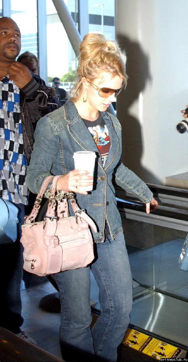 Бритни делает остановки по пути в аэропорт26.jpg(Бритни Спирс, Britney Spears)