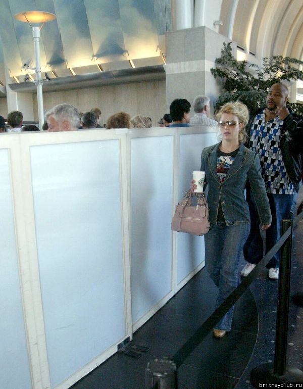 Бритни делает остановки по пути в аэропорт38.jpg(Бритни Спирс, Britney Spears)