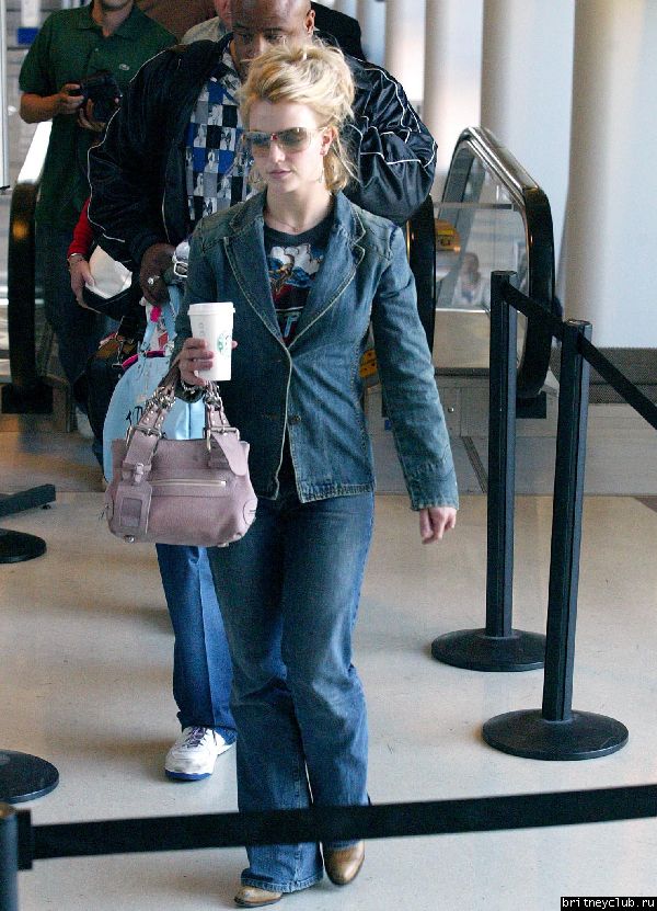 Бритни делает остановки по пути в аэропорт54.jpg(Бритни Спирс, Britney Spears)