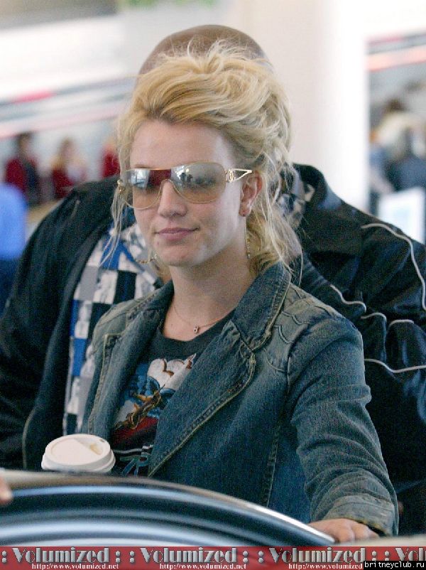 Бритни делает остановки по пути в аэропорт(дополнение)1066507799131.jpg(Бритни Спирс, Britney Spears)