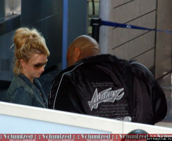 Бритни делает остановки по пути в аэропорт(дополнение)1066510498787.jpg(Бритни Спирс, Britney Spears)