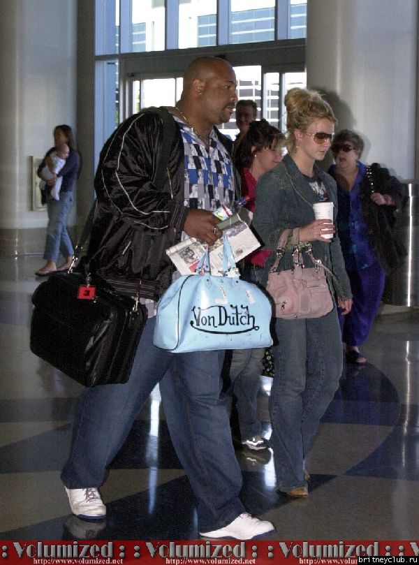 Бритни делает остановки по пути в аэропорт(дополнение)1066510501956.jpg(Бритни Спирс, Britney Spears)