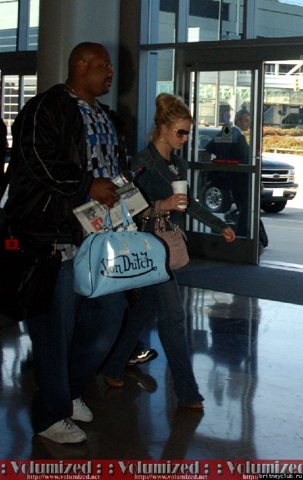 Бритни делает остановки по пути в аэропорт(дополнение)1066510504756.jpg(Бритни Спирс, Britney Spears)