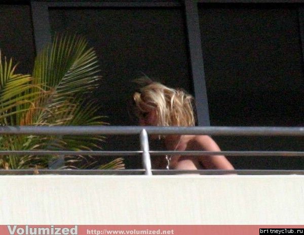 Бритни загорает обнаженной на балконе своего пентхауса6.jpg(Бритни Спирс, Britney Spears)