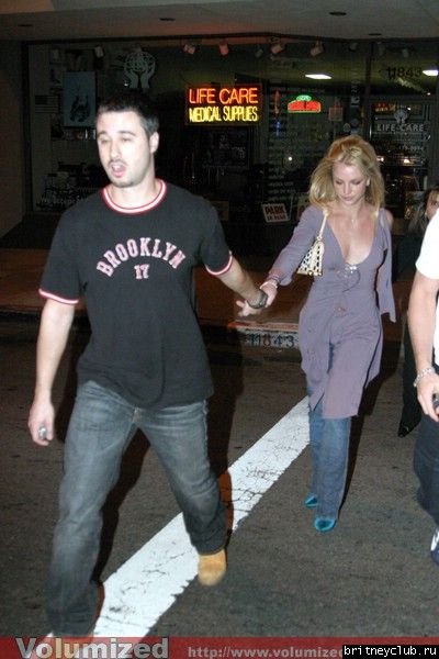 Бритни уезжает из бара в Санта Монике08.jpg(Бритни Спирс, Britney Spears)
