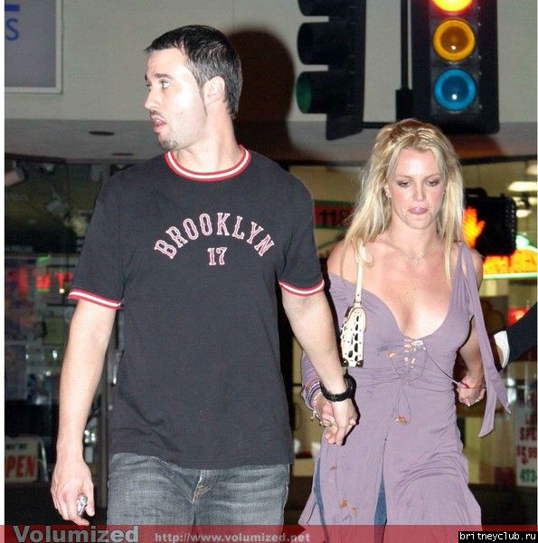 Бритни уезжает из бара в Санта Монике1070580337797.jpg(Бритни Спирс, Britney Spears)