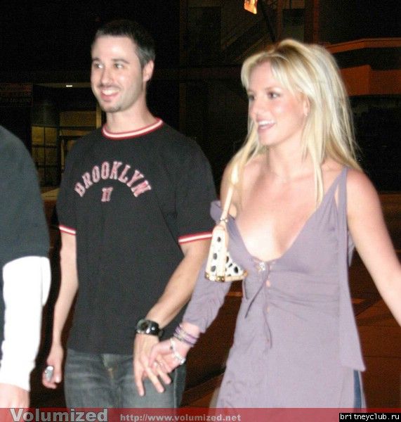Бритни уезжает из бара в Санта Монике1070580341409.jpg(Бритни Спирс, Britney Spears)
