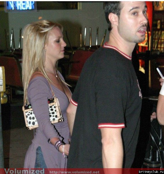 Бритни уезжает из бара в Санта Монике1070580343803.jpg(Бритни Спирс, Britney Spears)