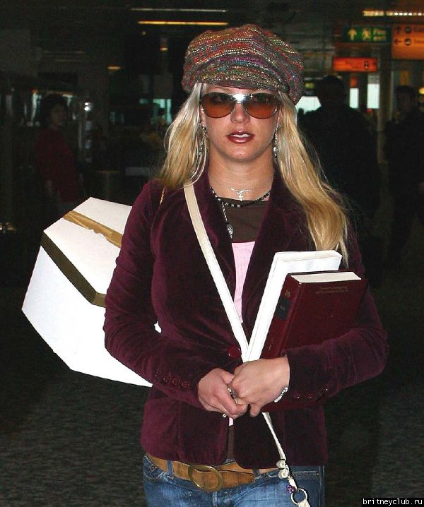 Бритни в аэропорту Лондонаx14~9.jpg(Бритни Спирс, Britney Spears)