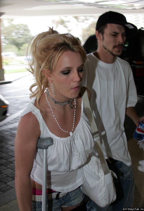 Бритни на костылях214114-01.jpg(Бритни Спирс, Britney Spears)