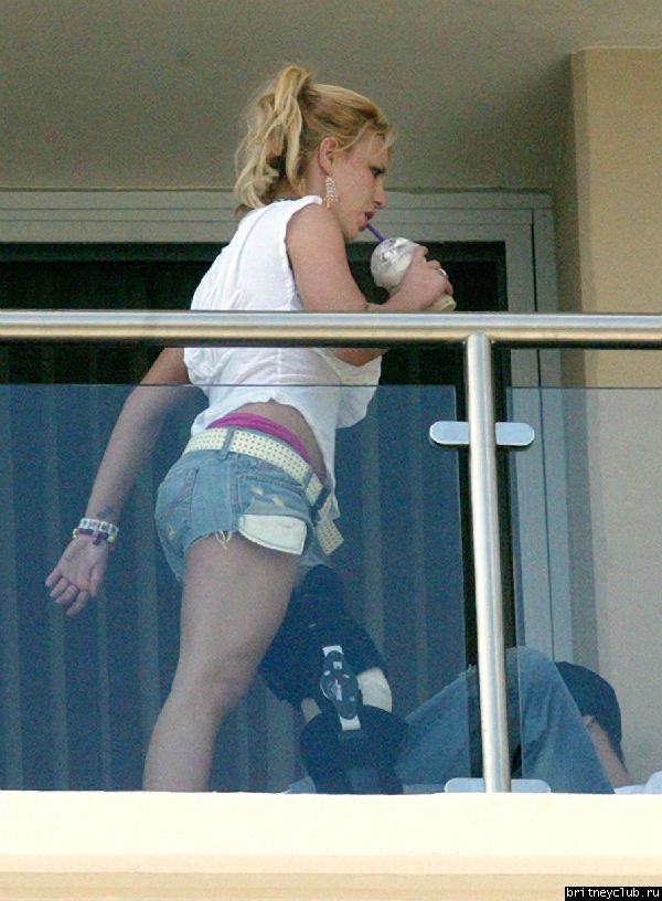 Бритни на костыляхutb_balcony_spears_britney_29_061704.jpg(Бритни Спирс, Britney Spears)