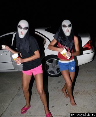 Бритни позирует в маске для Хеллоуина005.jpg(Бритни Спирс, Britney Spears)
