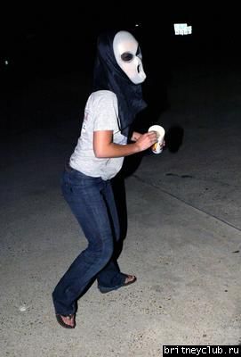 Бритни позирует в маске для Хеллоуина006.jpg(Бритни Спирс, Britney Spears)