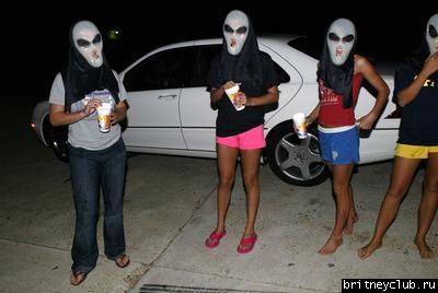 Бритни позирует в маске для Хеллоуина008.jpg(Бритни Спирс, Britney Spears)