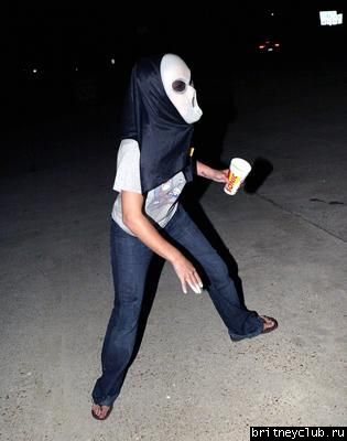 Бритни позирует в маске для Хеллоуина011.jpg(Бритни Спирс, Britney Spears)