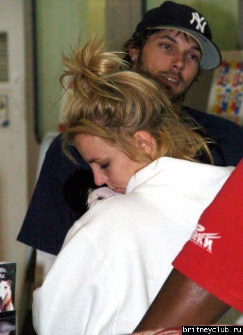 Бритни и Кевин купили нового щенкка15.jpg(Бритни Спирс, Britney Spears)