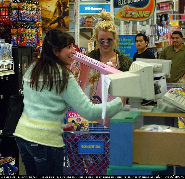 Бритни и Фелиция покупают подарки к Рождеству002.jpg(Бритни Спирс, Britney Spears)