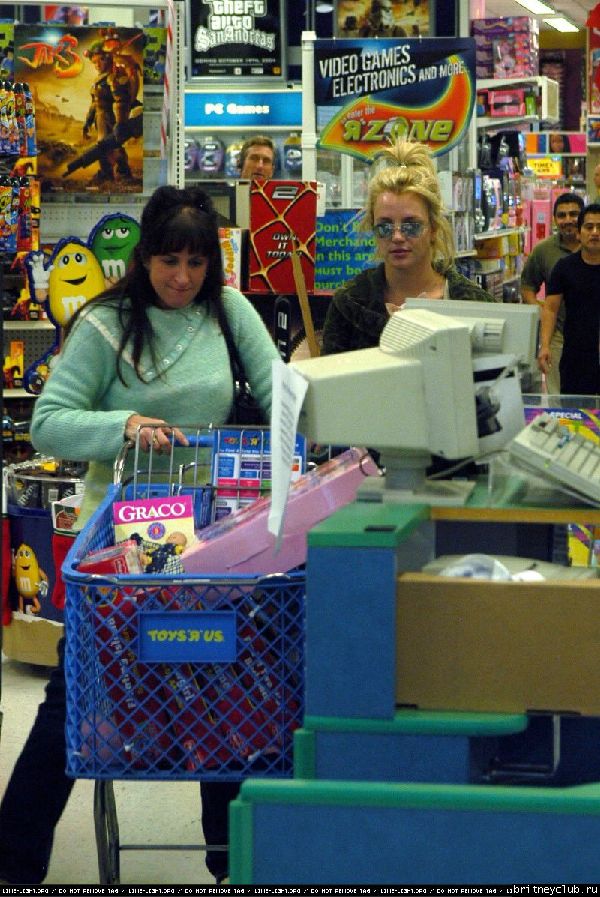 Бритни и Фелиция покупают подарки к Рождеству019.jpg(Бритни Спирс, Britney Spears)