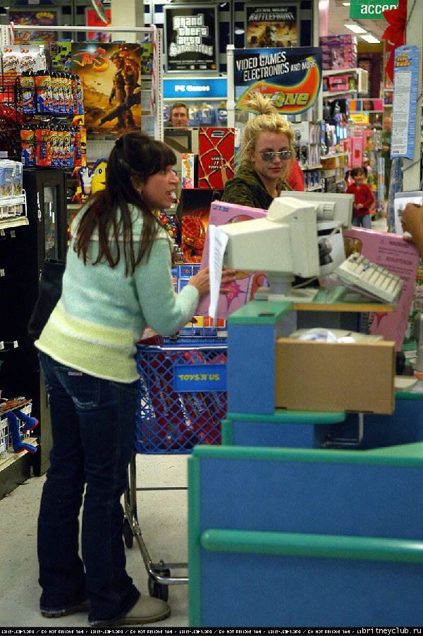 Бритни и Фелиция покупают подарки к Рождеству020.jpg(Бритни Спирс, Britney Spears)